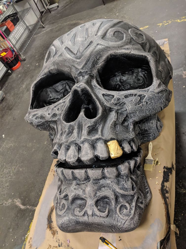 Dry brushed skull with added gold tooth