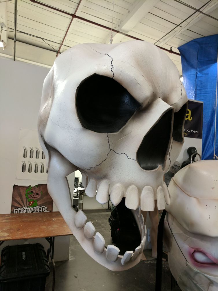 Full 360 hanging giant skull